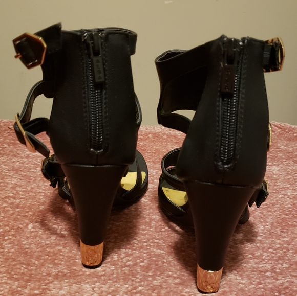 Black shoes - Picture 1 of 5